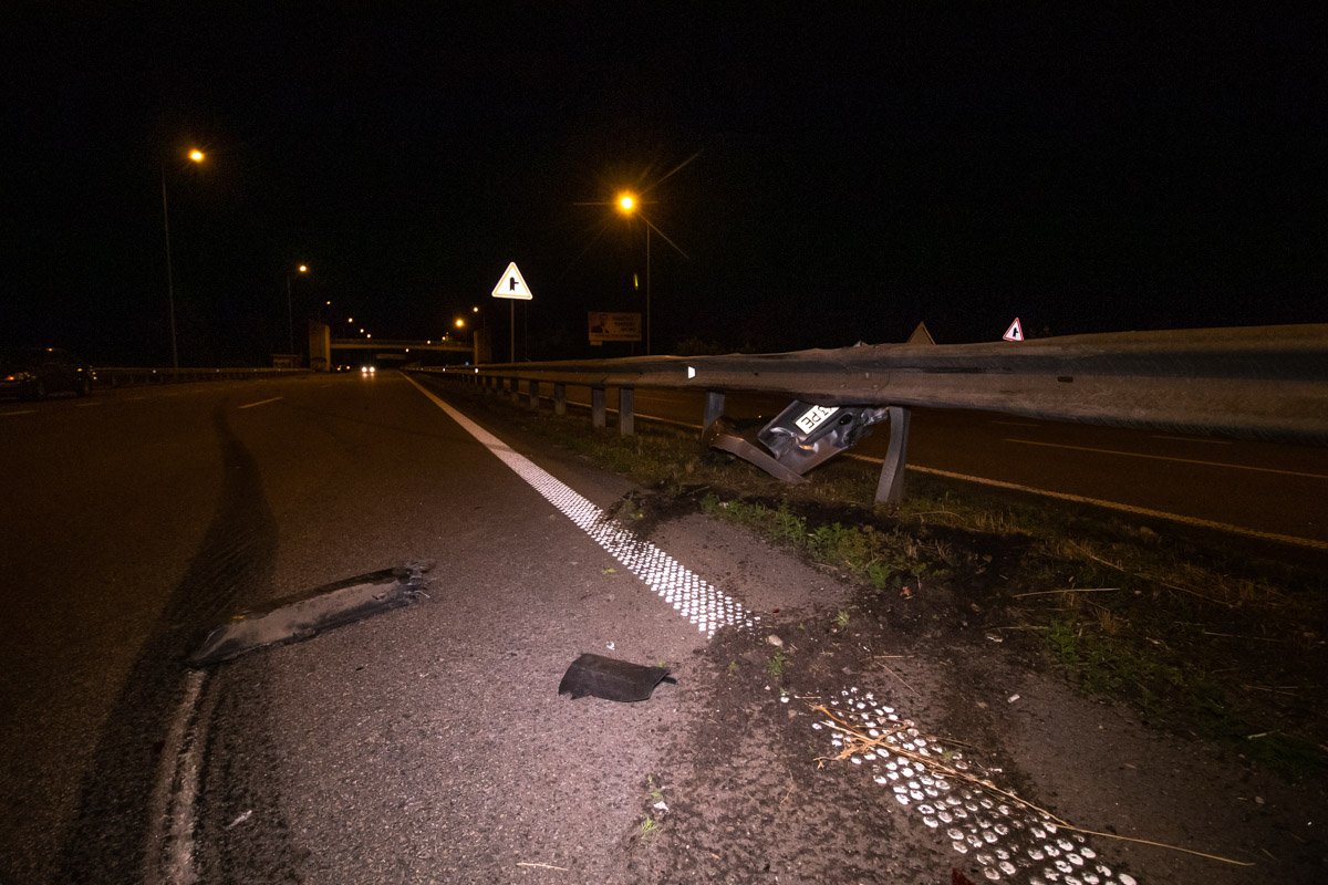 Место, где Kia столкнулась с отбойником