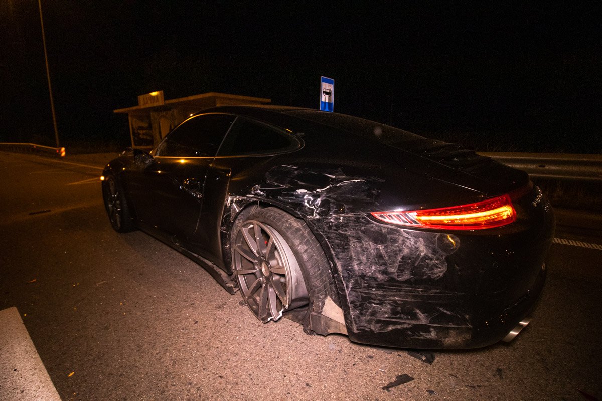 Водитель Porsche остановил машину у обочины