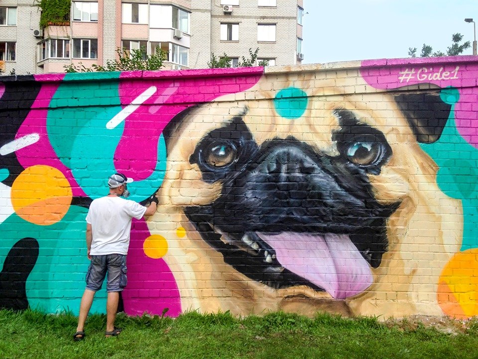 На Позняках появился мурал с изображением мопса 
