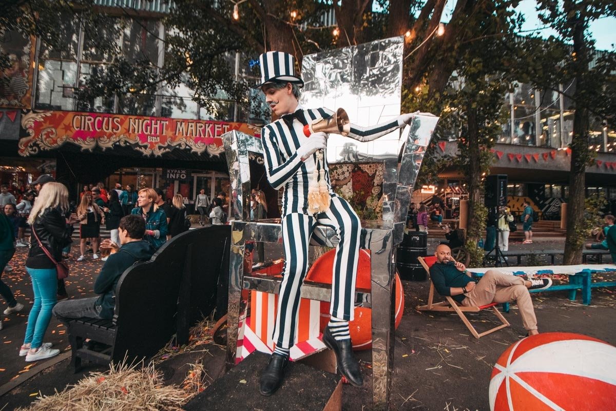 В Киеве проходит горячо любимая всеми барахолка Кураж Базар В Киеве проходит горячо любимая всеми барахолка Кураж Базар