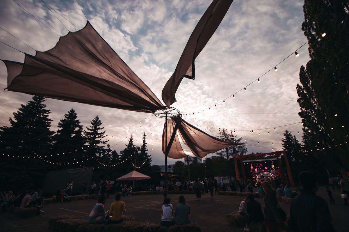 В этот раз тематикой Кураж Базара стал Circus Night Market В этот раз тематикой Кураж Базара стал Circus Night Market