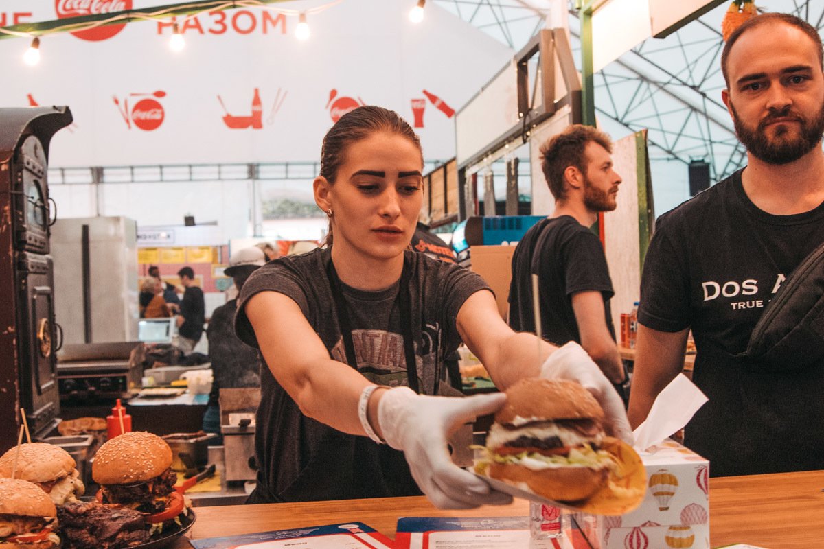 Естественно, в первую очередь посетителей манит запах еды, которой здесь ну очень много Естественно, в первую очередь посетителей манит запах еды, которой здесь ну очень много