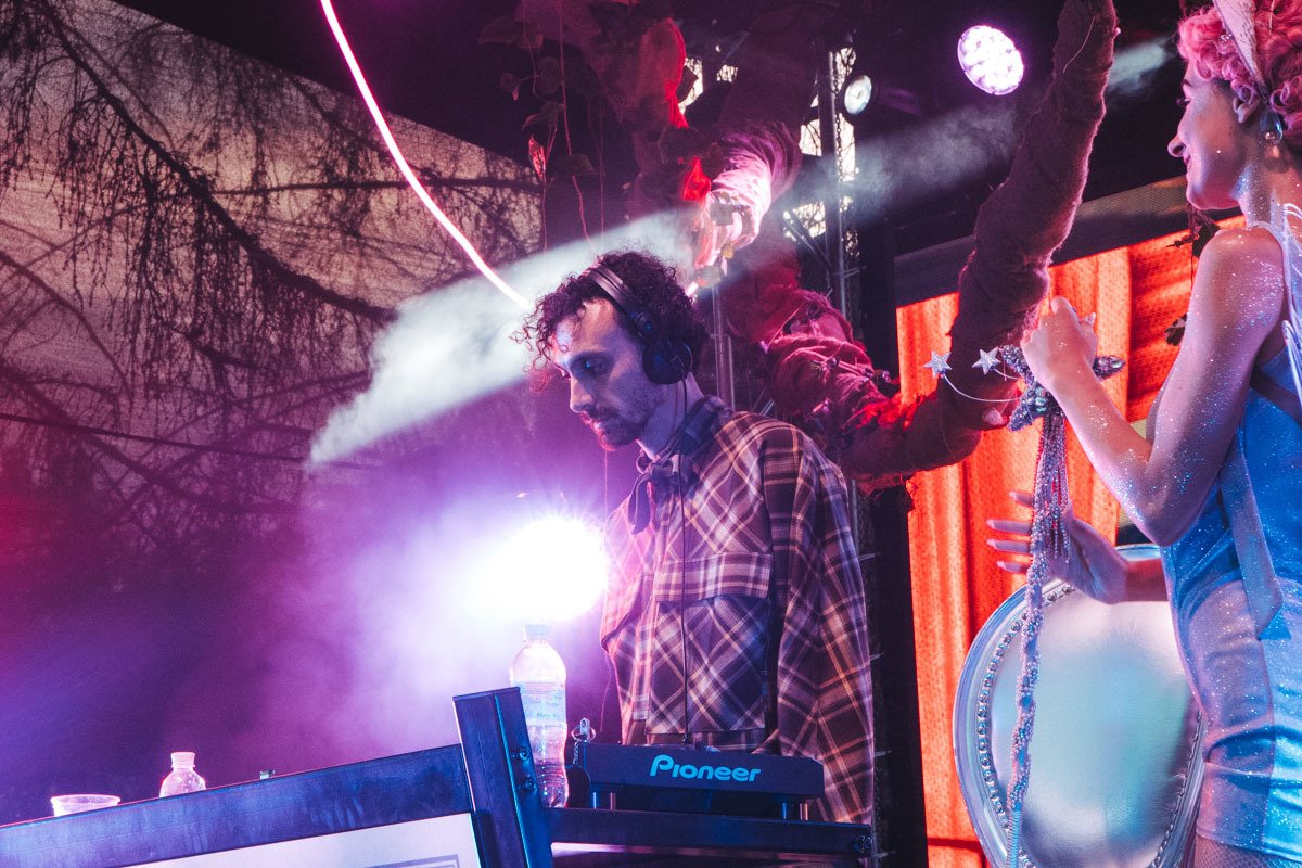 Конечно,сопровождался отдых качественными диджей-сетами Конечно,сопровождался отдых качественными диджей-сетами