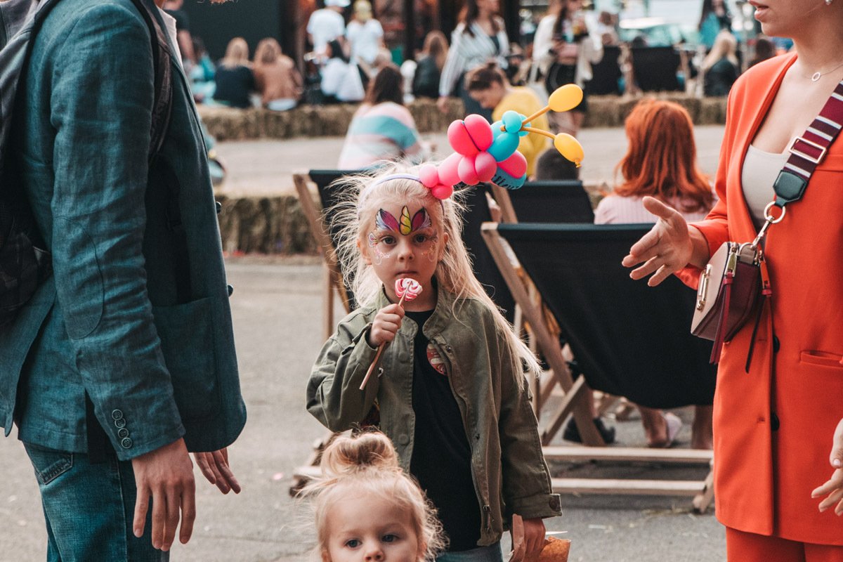 Каждый желающий мог разукраситься всеми цветами радуги с помощью гримера Каждый желающий мог разукраситься всеми цветами радуги с помощью гримера