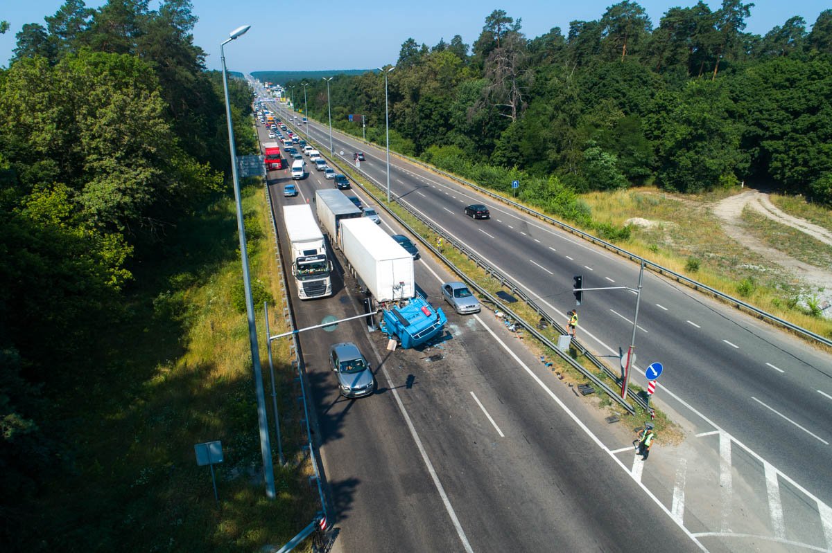 Неделя началась с печального события: на трассе Киев-Житомир в результате столкновения погиб водитель грузовика 