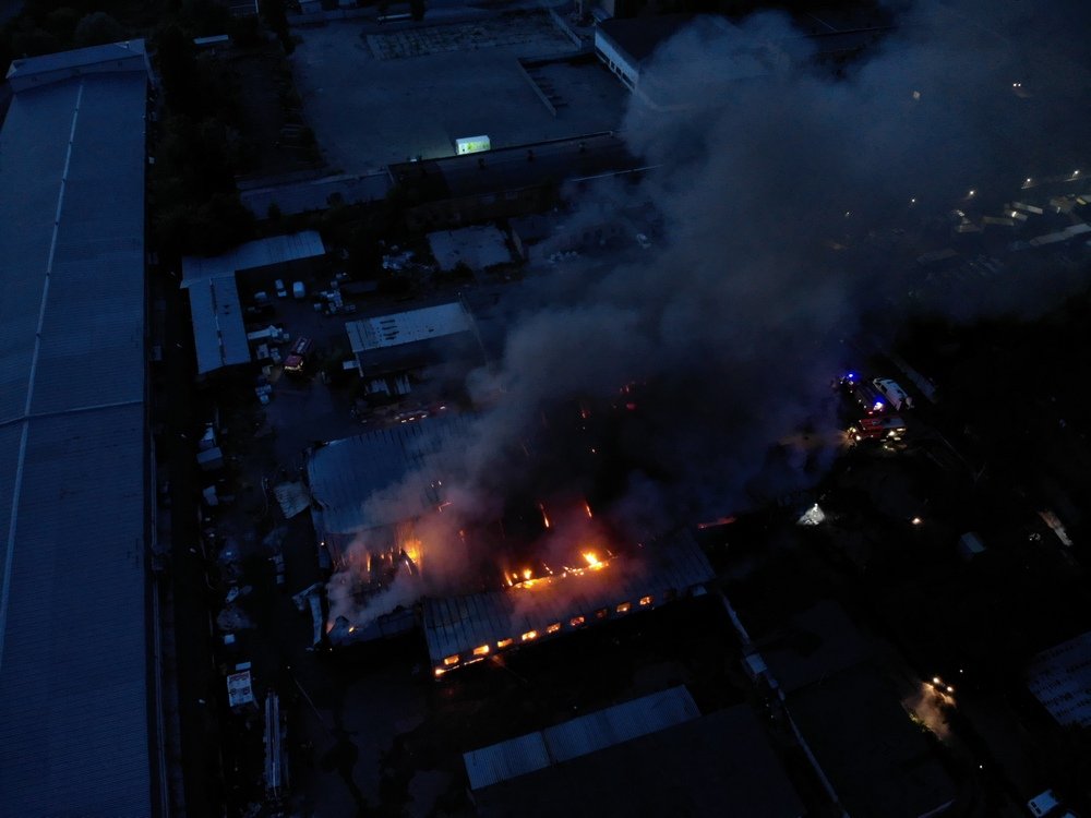 Масштабный пожар разгорелся в селе Петропавловская Борщаговка 