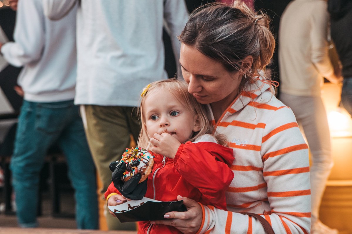 Как же сладко малышка ест этот пончик Как же сладко малышка ест этот пончик