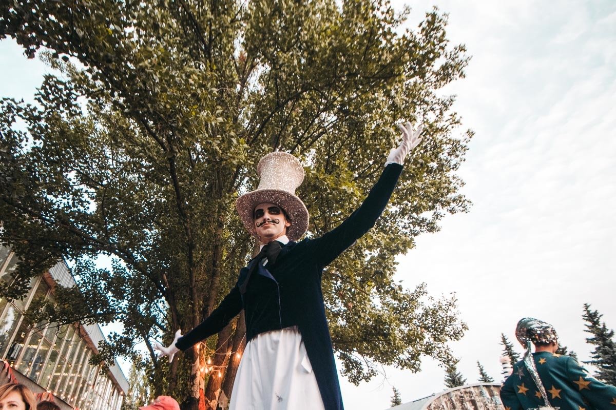 Они правда волшебники, как иначе объяснить их умение танцевать на ходулях Они правда волшебники, как иначе объяснить их умение танцевать на ходулях