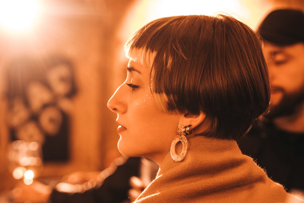 Девушка-загадка смотрит вдаль Девушка-загадка смотрит вдаль