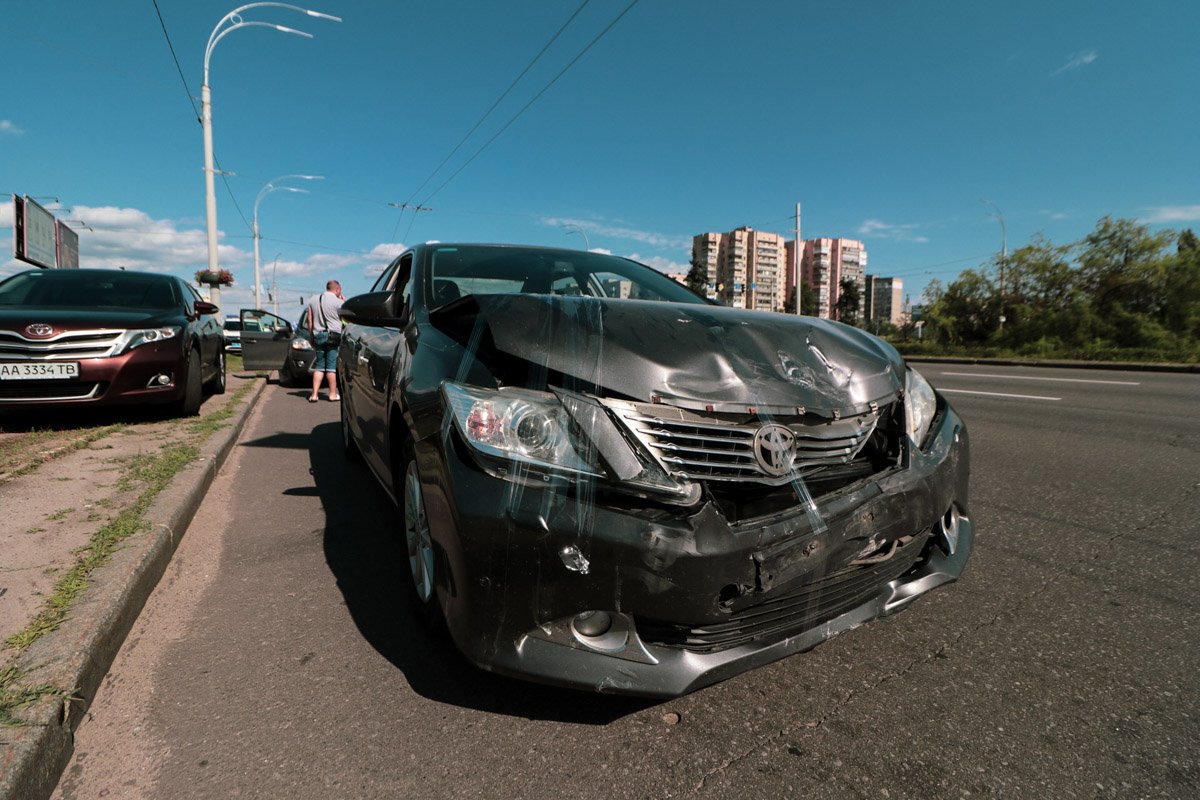 На пересечении проспектов Генерала Ватутина и Маяковского дорогу не поделили Toyota и кроссовер Ford