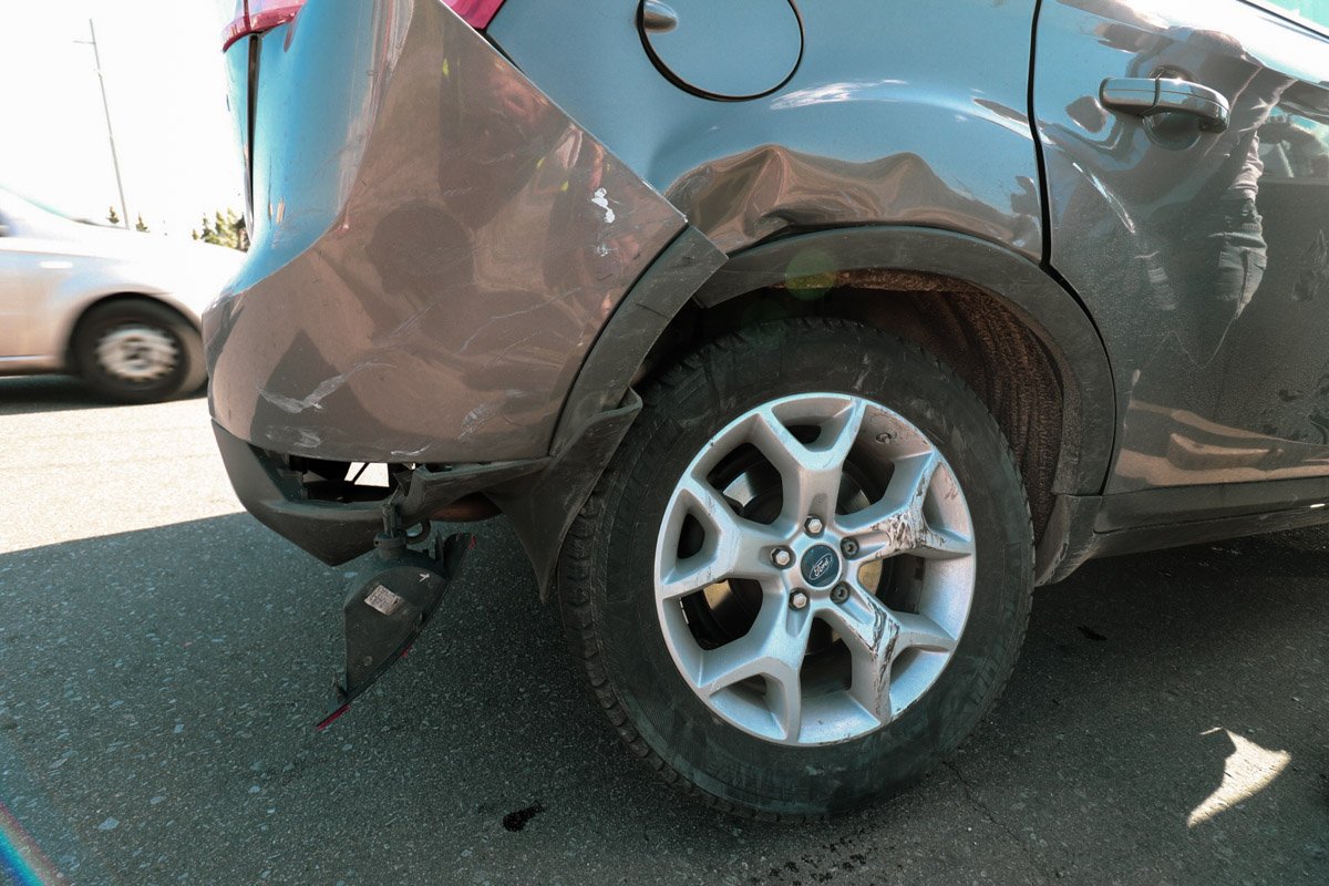 Водителя и девушку-пассажира Ford из салона доставали патрульные 