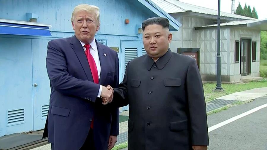Дональд Трамп и Ким Чен Ын встретились на границах Северной и Южной Кореи Дональд Трамп и Ким Чен Ын встретились на границах Северной и Южной Кореи