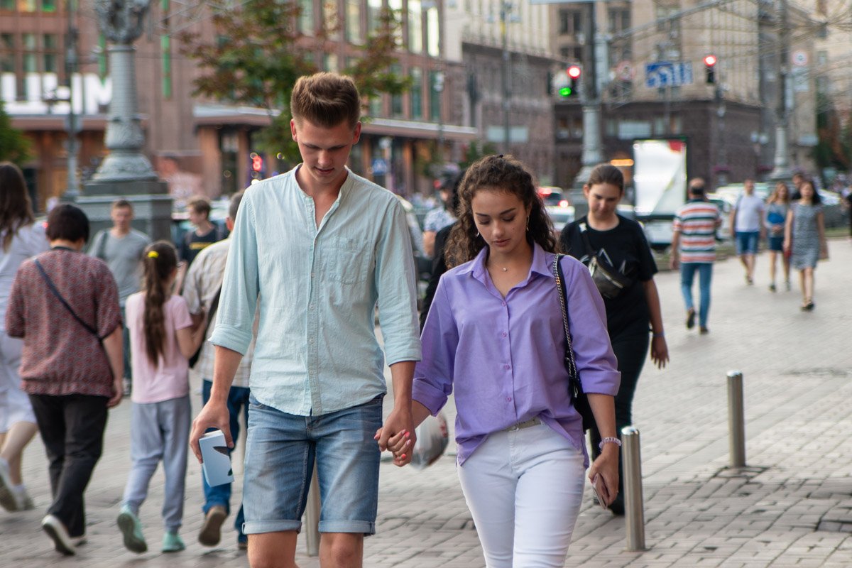 Влюбленная парочка безмятежно воркует Влюбленная парочка безмятежно воркует