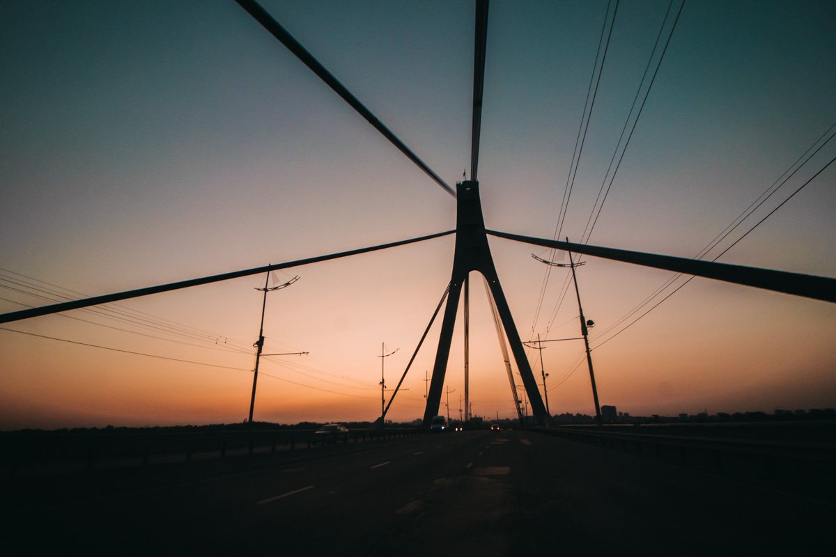 В предрассветной мгле Северный мост напоминает гигантского паука