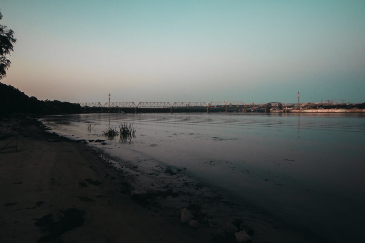 Днепр медленно несет свои воды через весь Киев