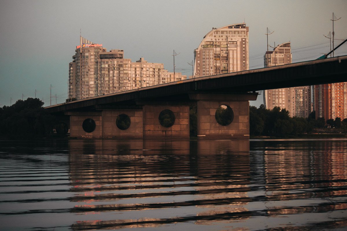 Рябь на воде отражает первые лучи солнца