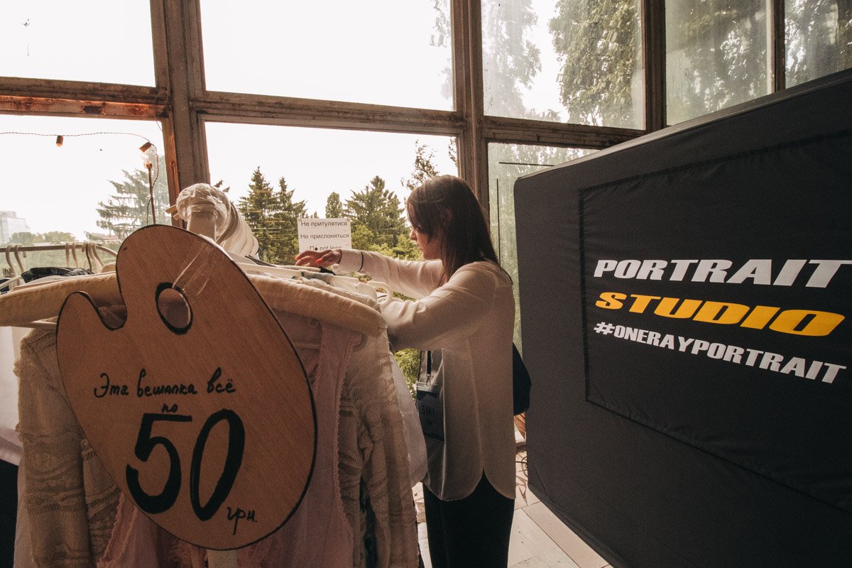 Естественно, на Кураж базаре не стоит останавливаться только на одежде Естественно, на Кураж базаре не стоит останавливаться только на одежде