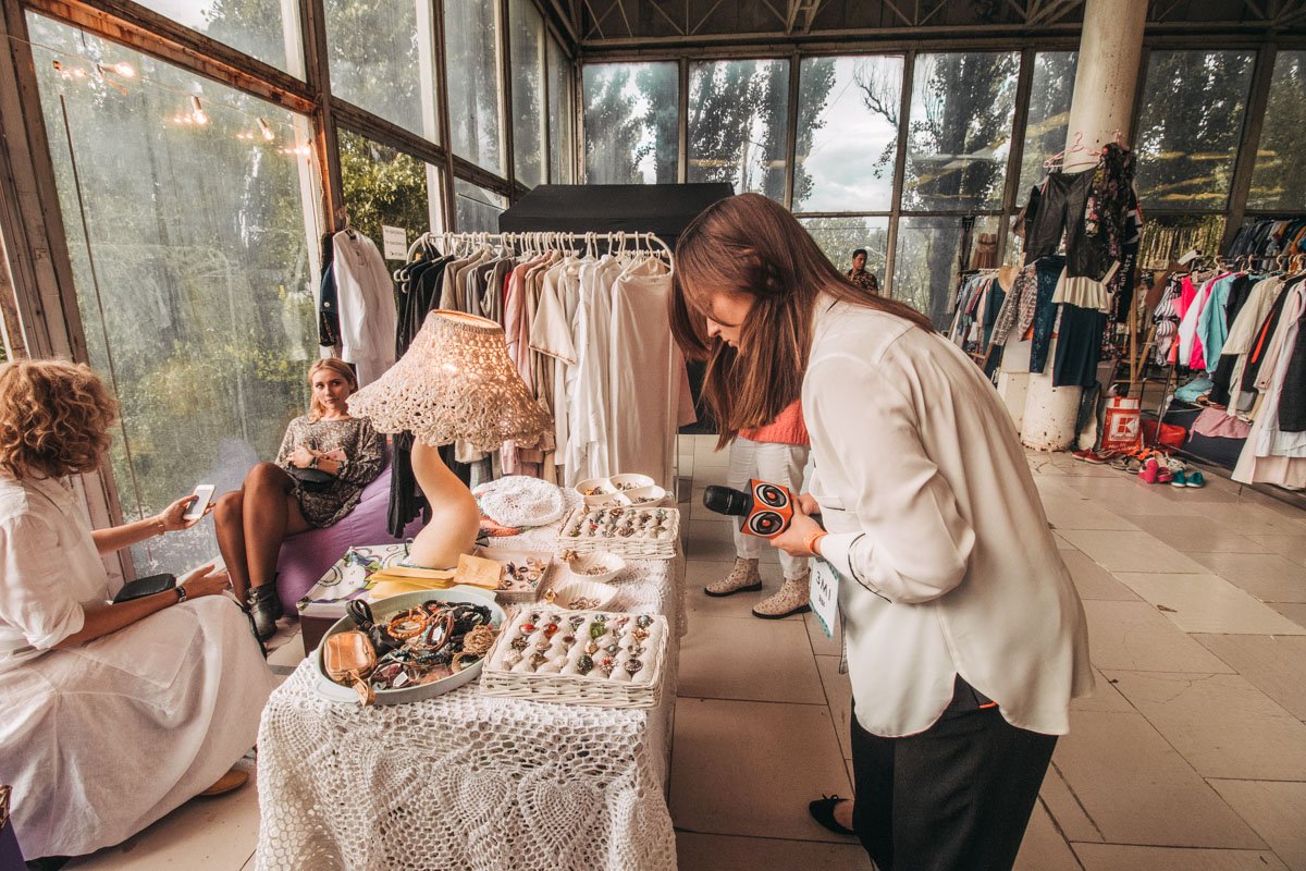 Шляпки, уникальные сумки, очки, обувь - это малая часть того, что можно приобрести на барахолке Шляпки, уникальные сумки, очки, обувь - это малая часть того, что можно приобрести на барахолке