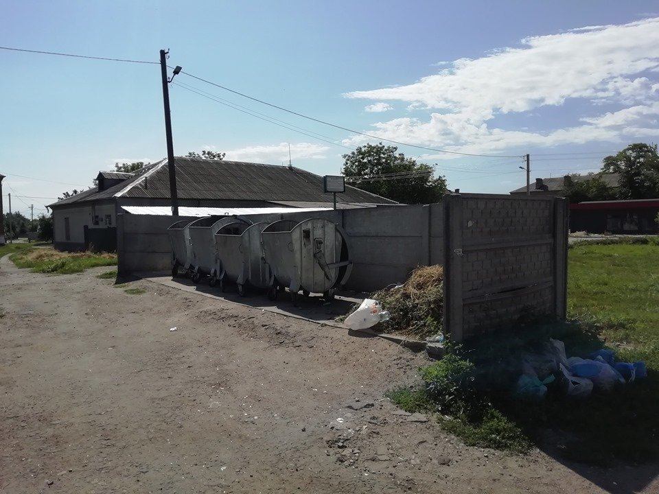 Мать выкинула новорожденного мальчика в мусорный бак