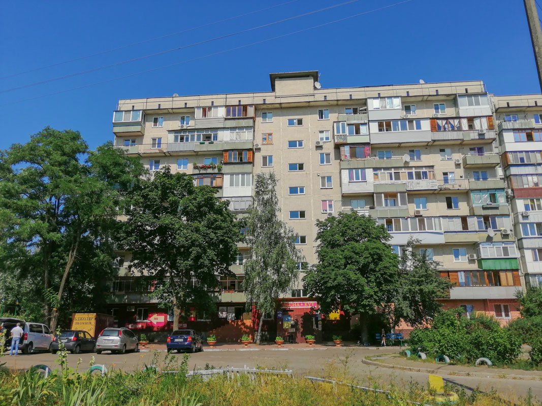 Жители дома сообщили, что последние дни женщина проживала в квартире только с сыном, муж с инсультом лежал в больнице