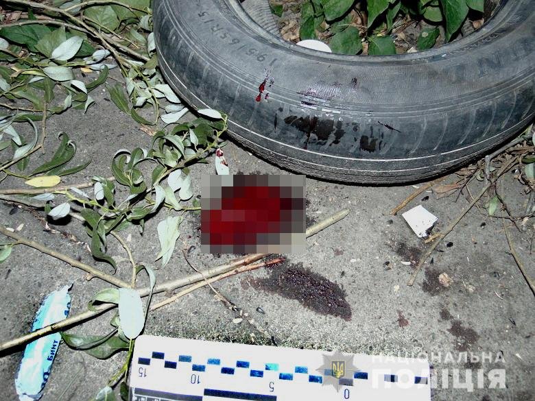 Мужчина распивал алкогольные напитки с малознакомой девушкой и пырнул ее ножом в шею