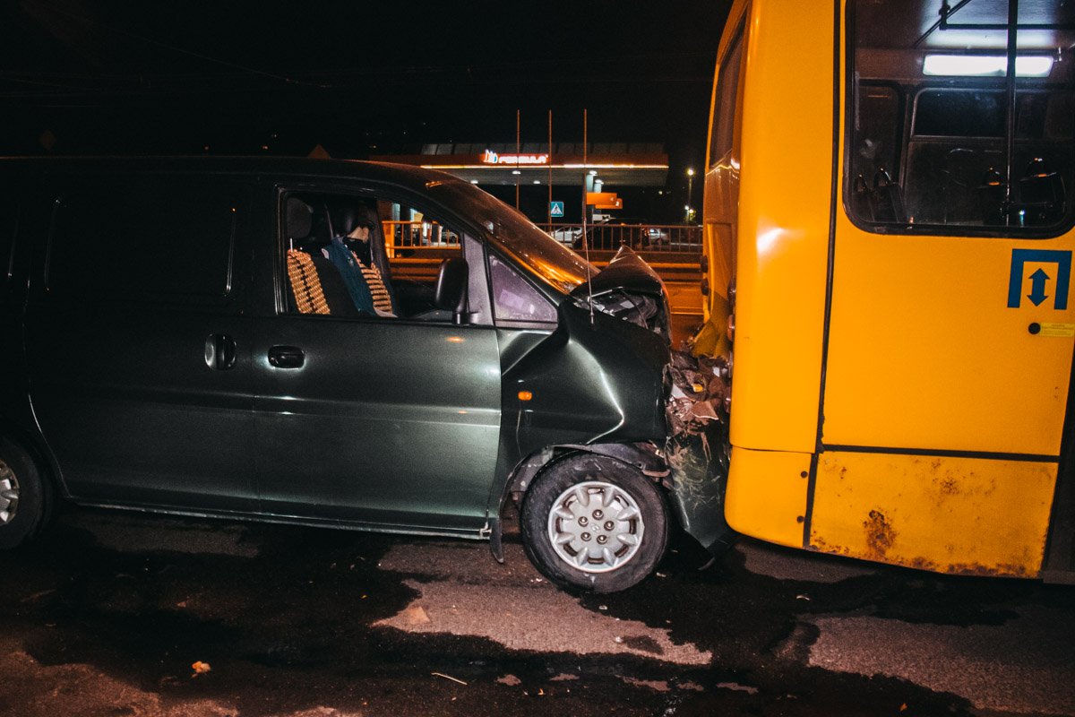 На бульваре Перова Hyundai влетел в автобус На бульваре Перова Hyundai влетел в автобус