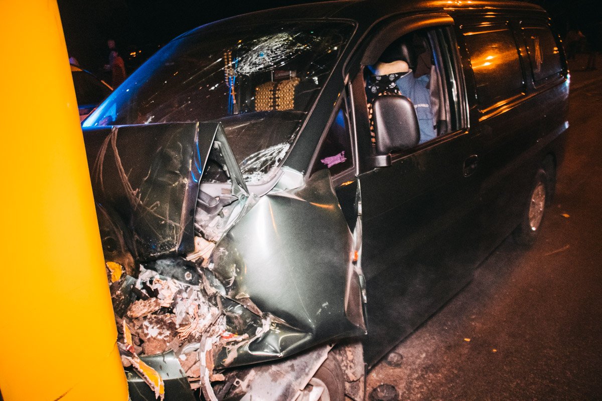 После удара машина начала гореть После удара машина начала гореть