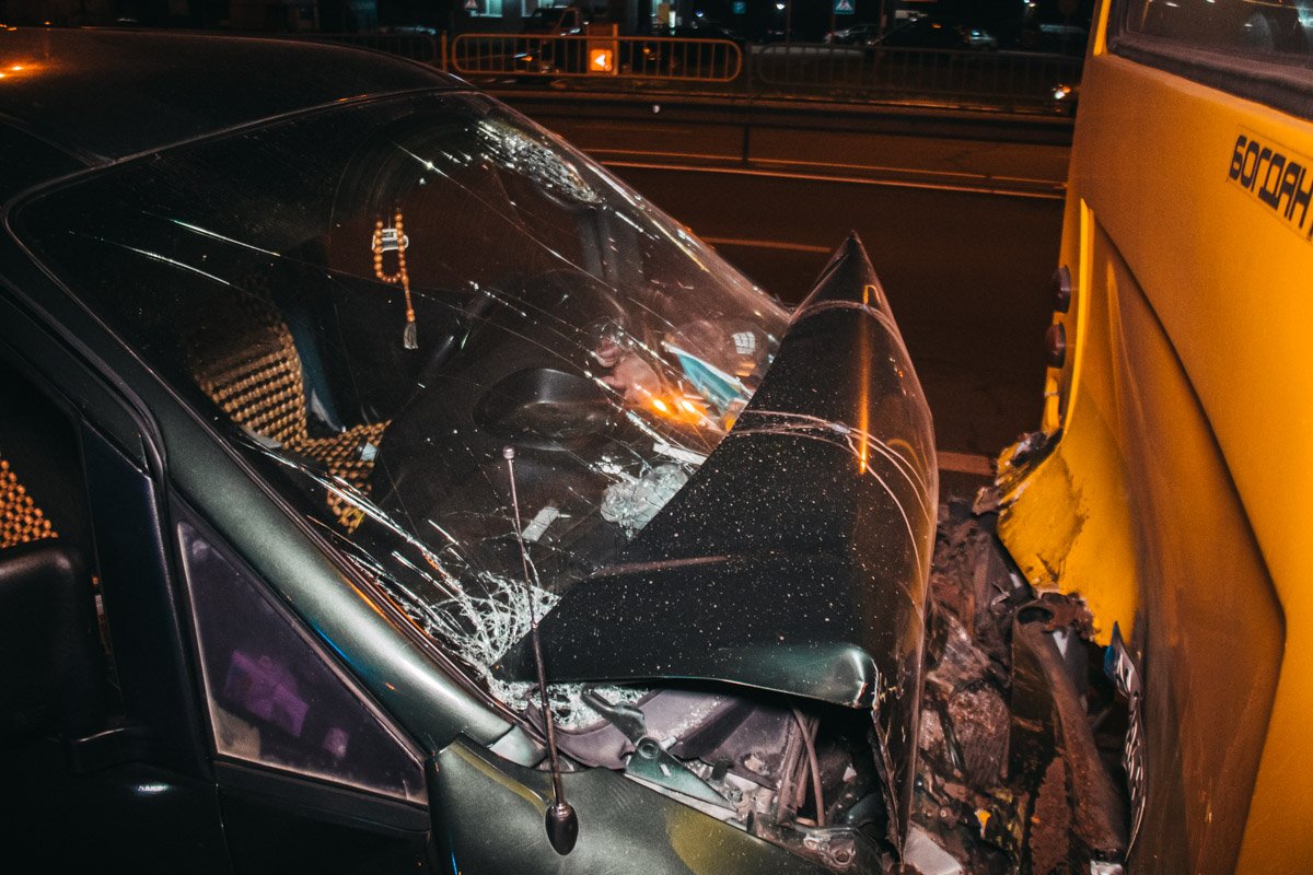 Водителя с различными травмами увезла скорая Водителя с различными травмами увезла скорая