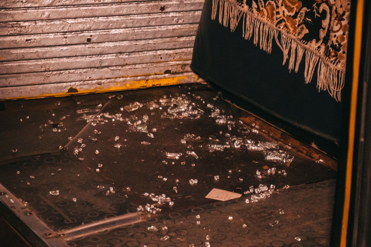 От удара они отлетели в стекло От удара они отлетели в стекло