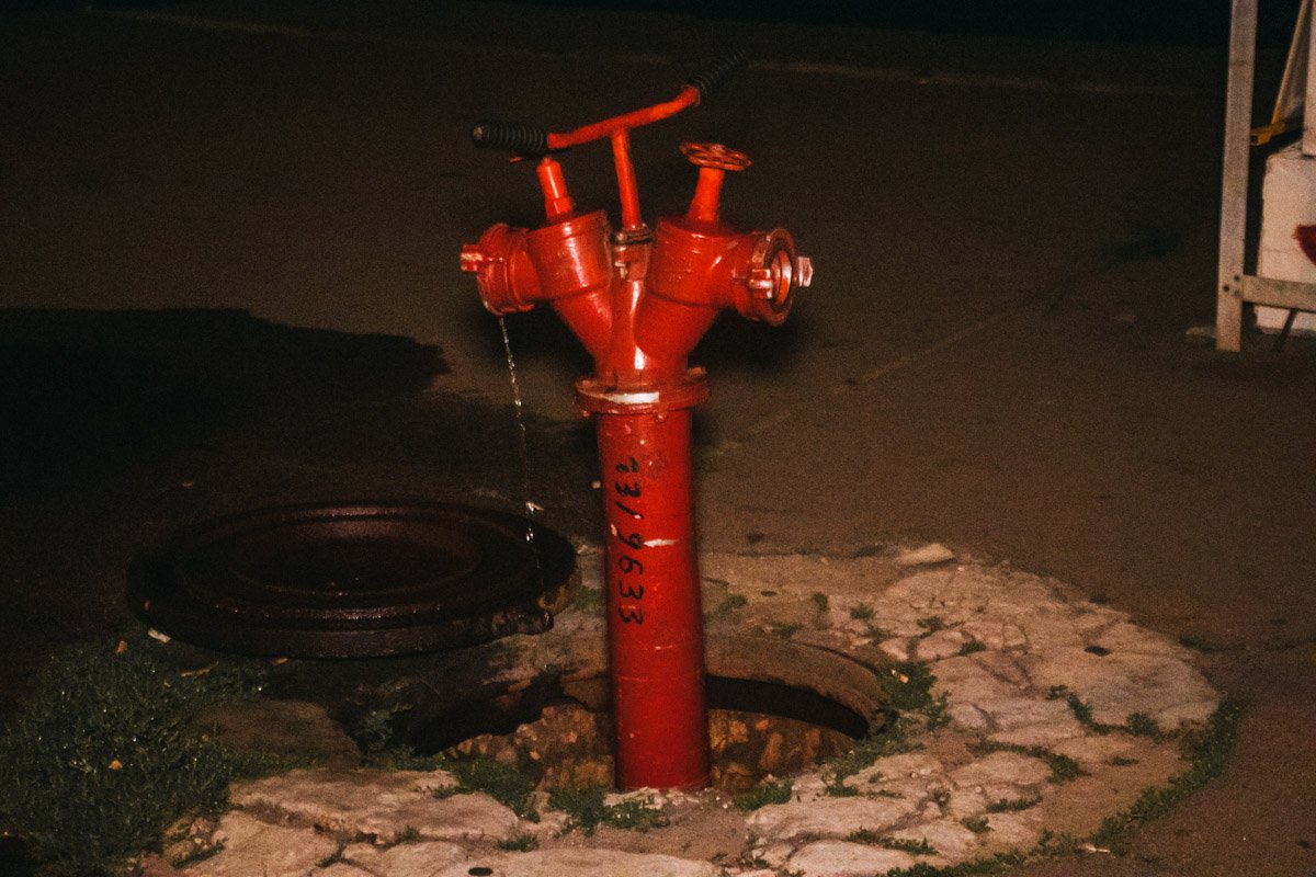 На месте работали бойцы 13-й пожарной части