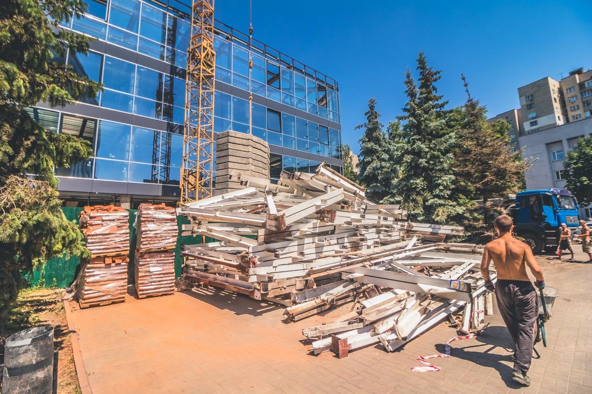 На объекте много рабочих На объекте много рабочих