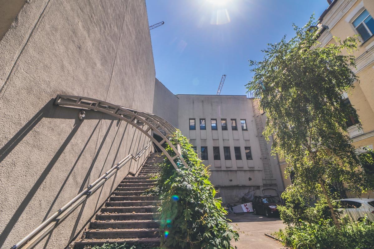 Пока сохранившаяся с 2004 года часть фасада Пока сохранившаяся с 2004 года часть фасада