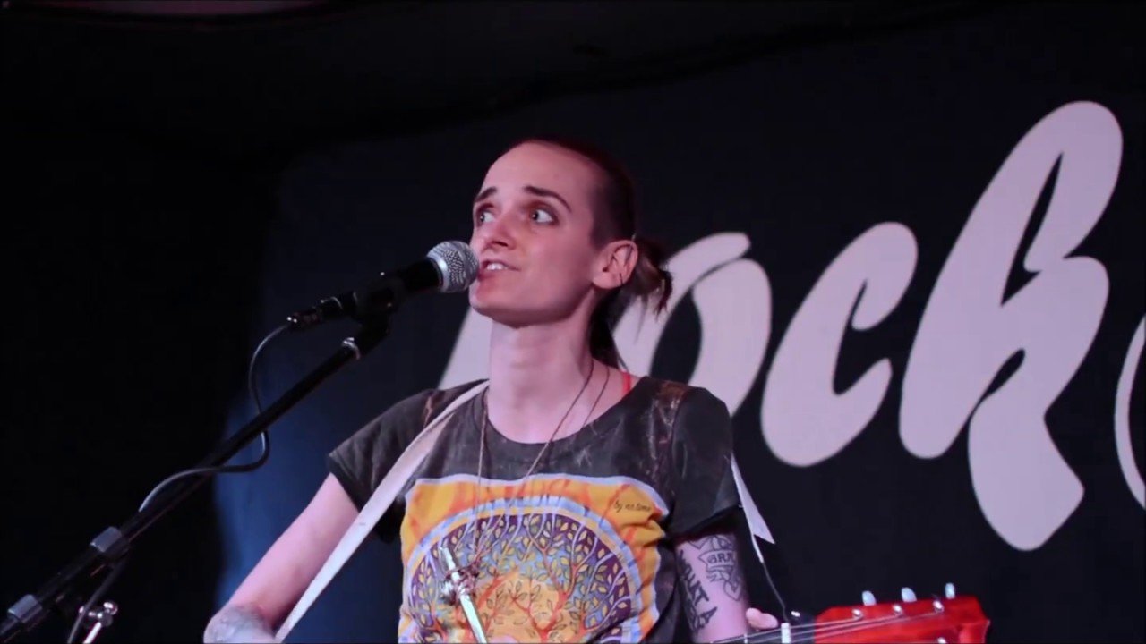 Девушка прочитает свои стихи для публики клуба