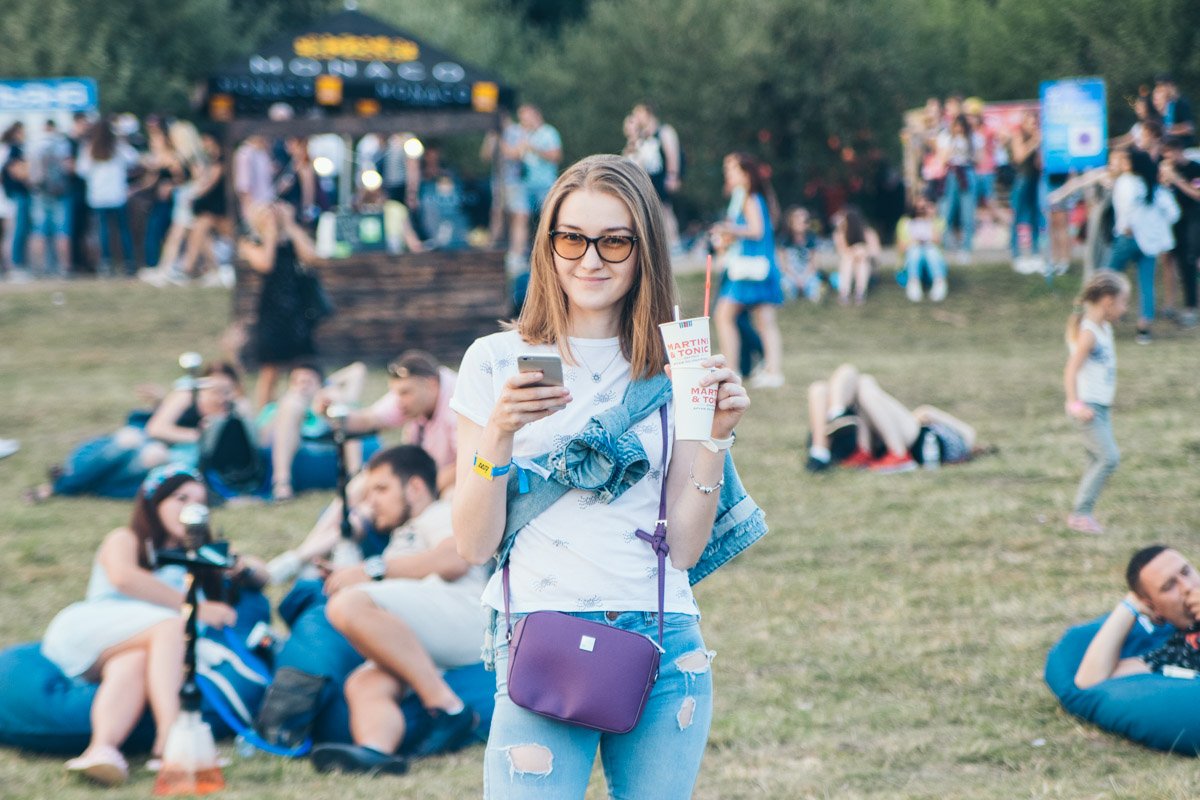 Идеальный лук для фестиваля - небольшая сумка, куртка, джинсы, футболка и обувь на низком ходу 