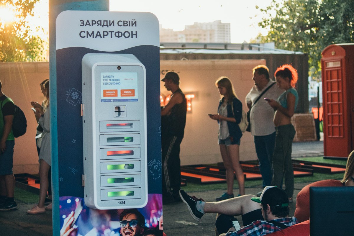 Зарядить телефон можно, но хочется ли провести возле зарядки время, пока где-то рядом поет твой любимый исполнитель? 