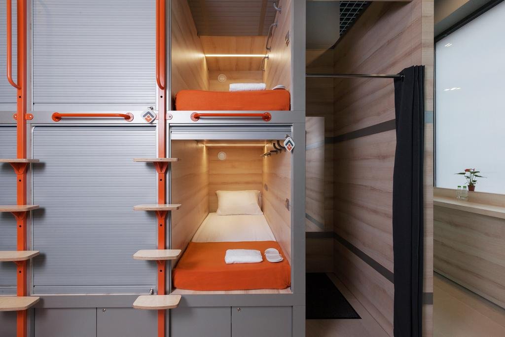 Он предлагает туристам круглосуточную возможность для заселения в так называемый номер