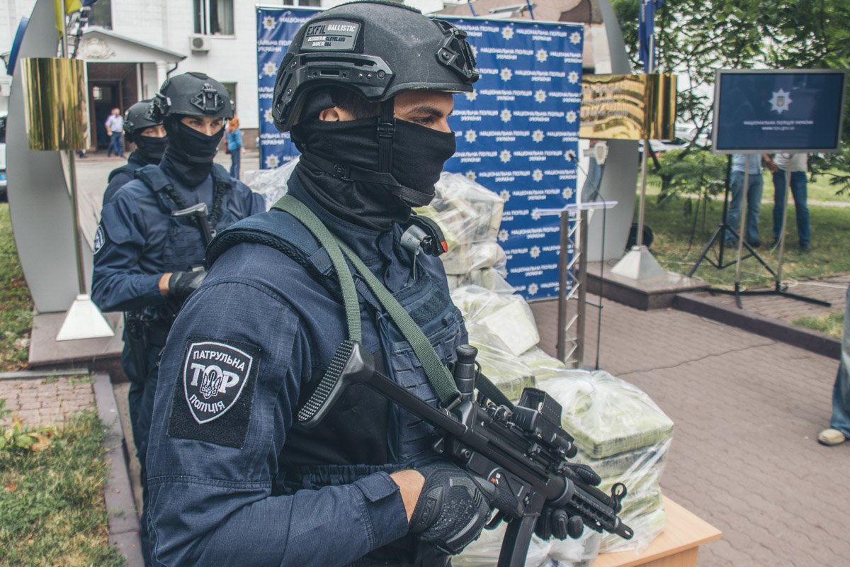 Задержание проводила группа тактико-оперативного реагирования патрульной полиции Задержание проводила группа тактико-оперативного реагирования патрульной полиции