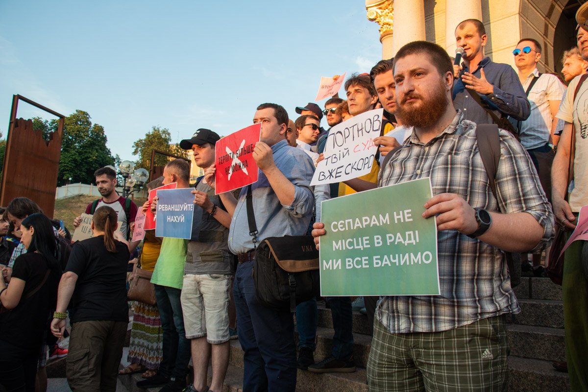 По мнению активистов, это решение ЦИК и суда - незаконно По мнению активистов, это решение ЦИК и суда - незаконно