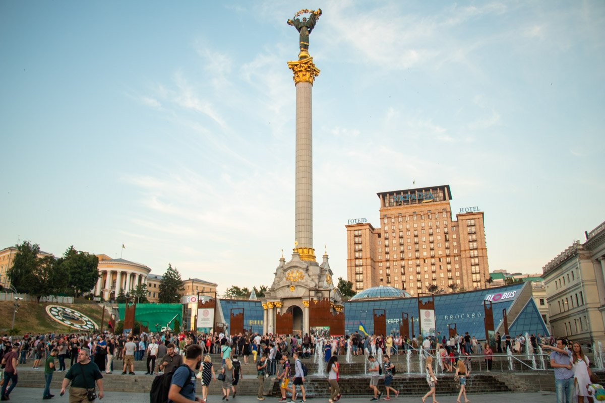 Параллельно с первым митингом возле Майдана проходила еще одна акция - его участники поддерживали выдвижение Шария в нардепы Параллельно с первым митингом возле Майдана проходила еще одна акция - его участники поддерживали выдвижение Шария в нардепы