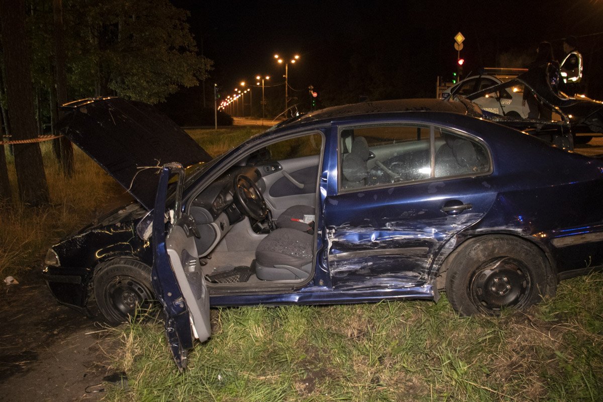 На перекрестке столкнулись Skoda и ВАЗ