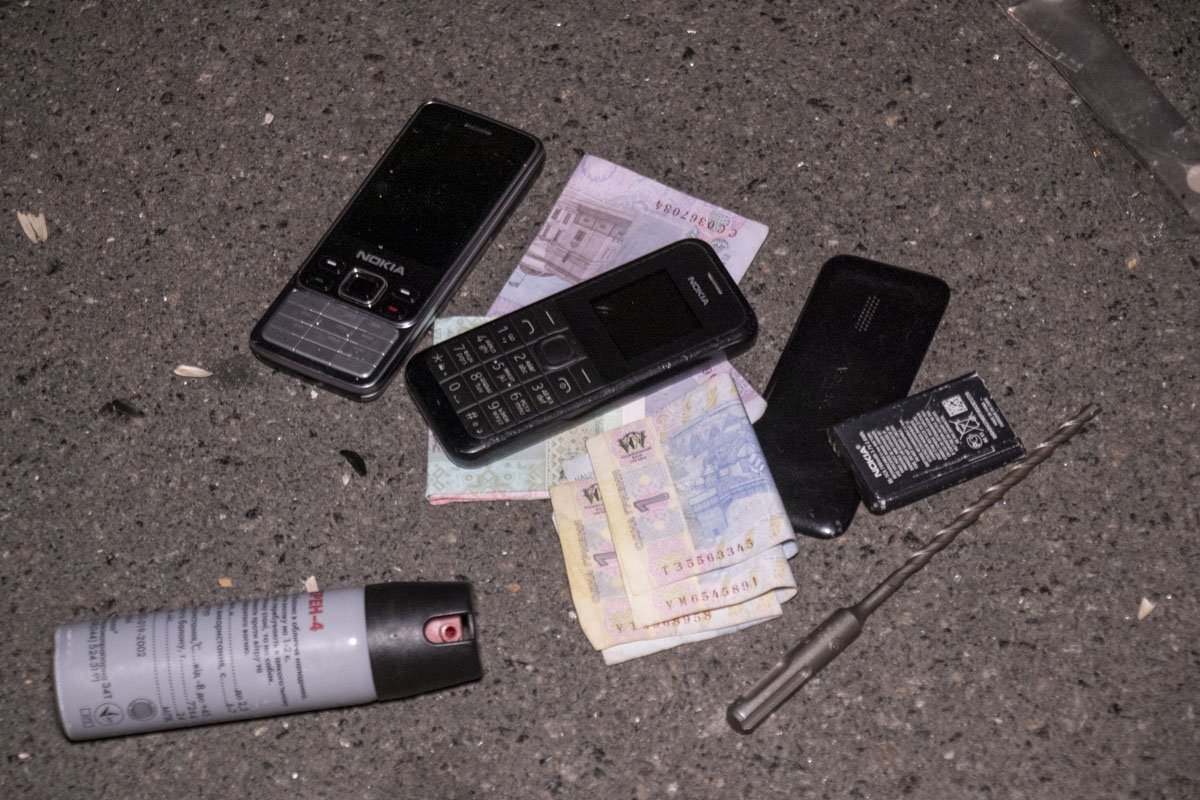 У него изъяли несколько мобильных телефонов У него изъяли несколько мобильных телефонов