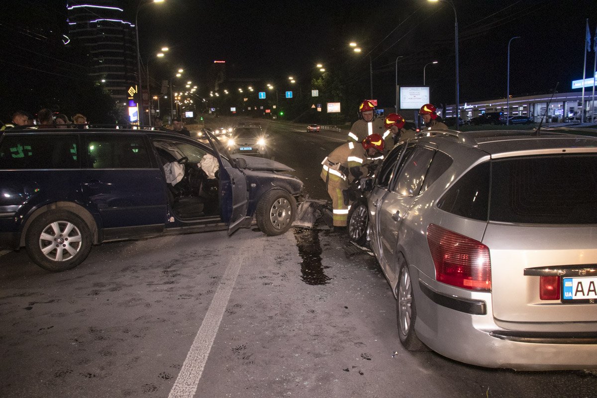 В Киеве на бульваре Дружбы Народов столкнулись Volkswagen и Peugeot В Киеве на бульваре Дружбы Народов столкнулись Volkswagen и Peugeot