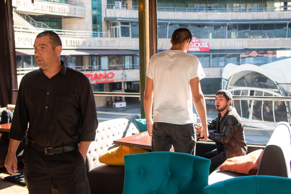 Двое мужчин отдыхали в ресторане, а когда подошло время оплачивать счет, то они хотели уйти, не заплатив