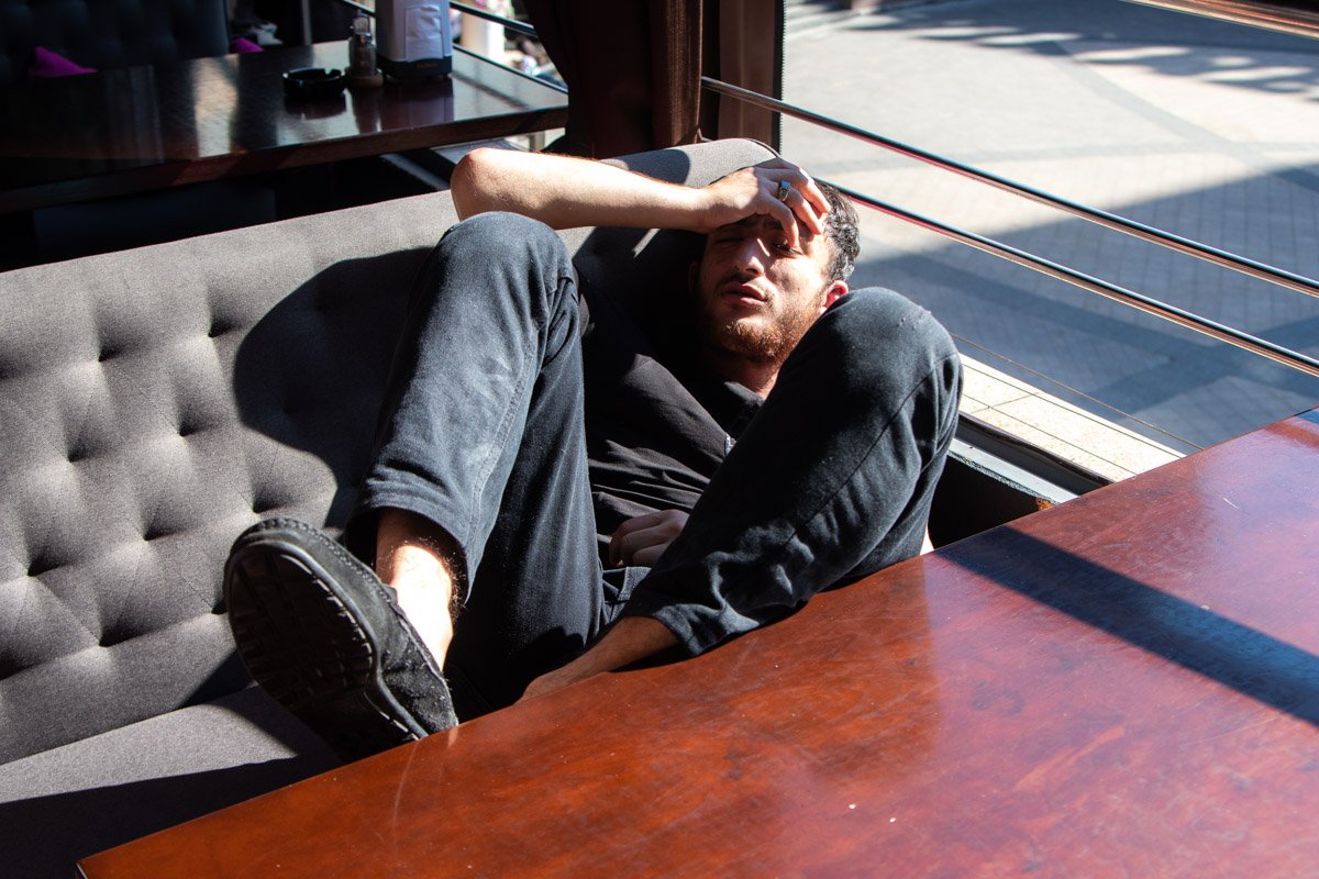 Один из отдыхающих достал нож и ранил охранника в руку