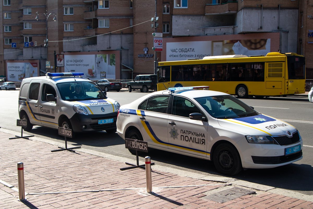 На месте работали экипажи патрульной полиции, полиции охраны, следственно-оперативная группа и медики