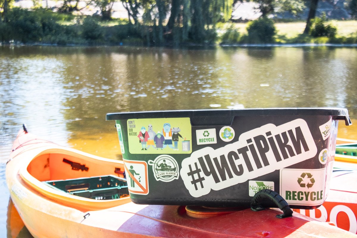 3 июля жители Киева плавали на каяках, собирая мусор 