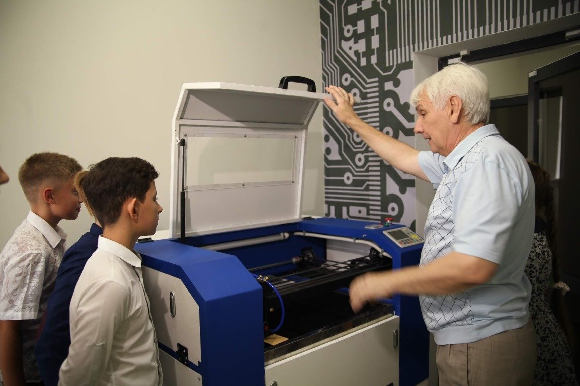 Именно в Днепропетровской области с помощью Команды Резниченко первыми в Украине открыли 8 школ робототехники Именно в Днепропетровской области с помощью Команды Резниченко первыми в Украине открыли 8 школ робототехники