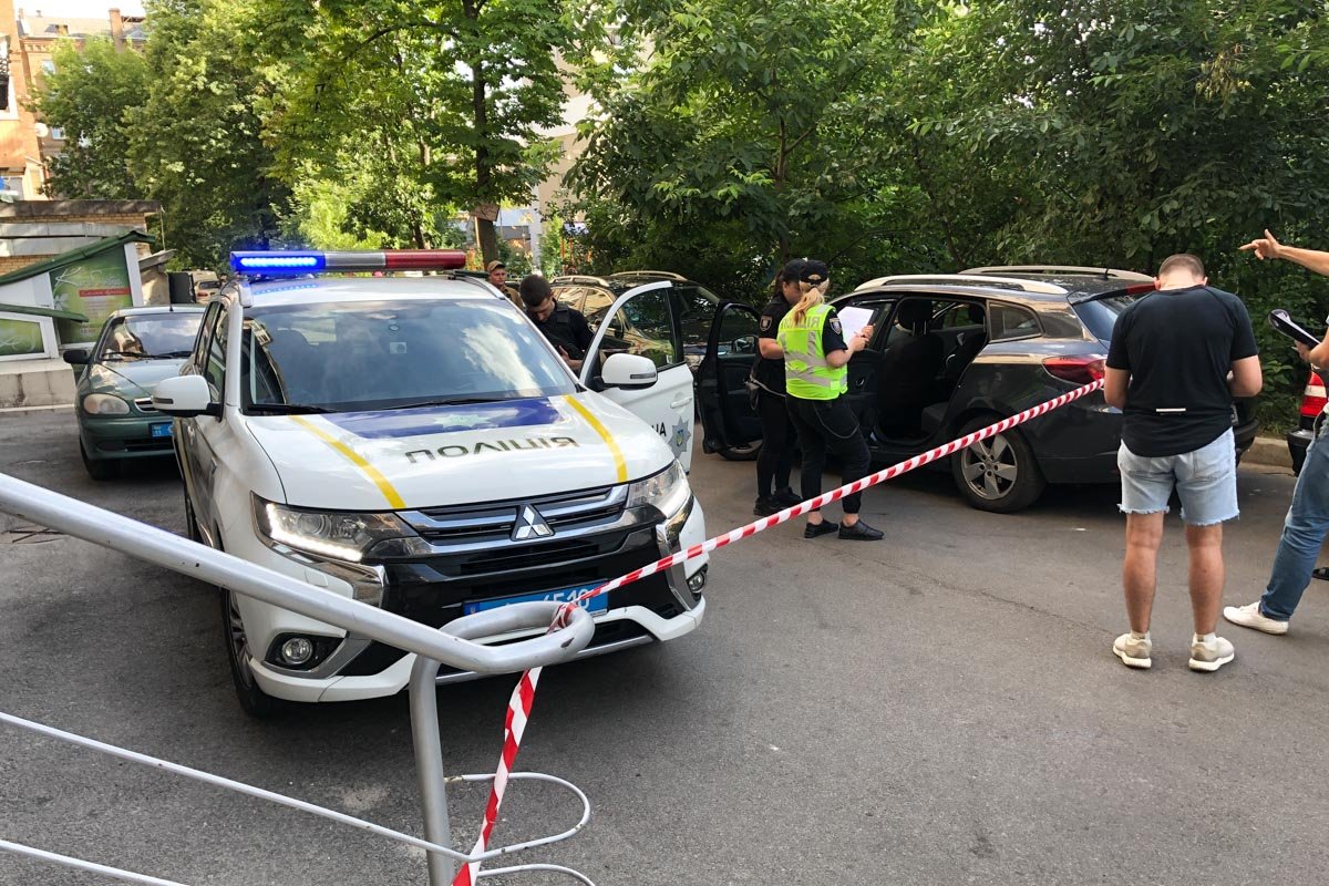 Трое людей в масках выхватили сумку с деньгами из машины Renault Megan и скрылись в неизвестном направлении