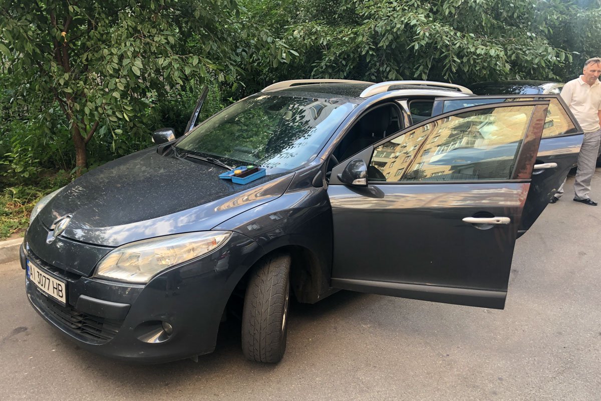 Сумка с деньгами находилась в машине, на заднем сидении