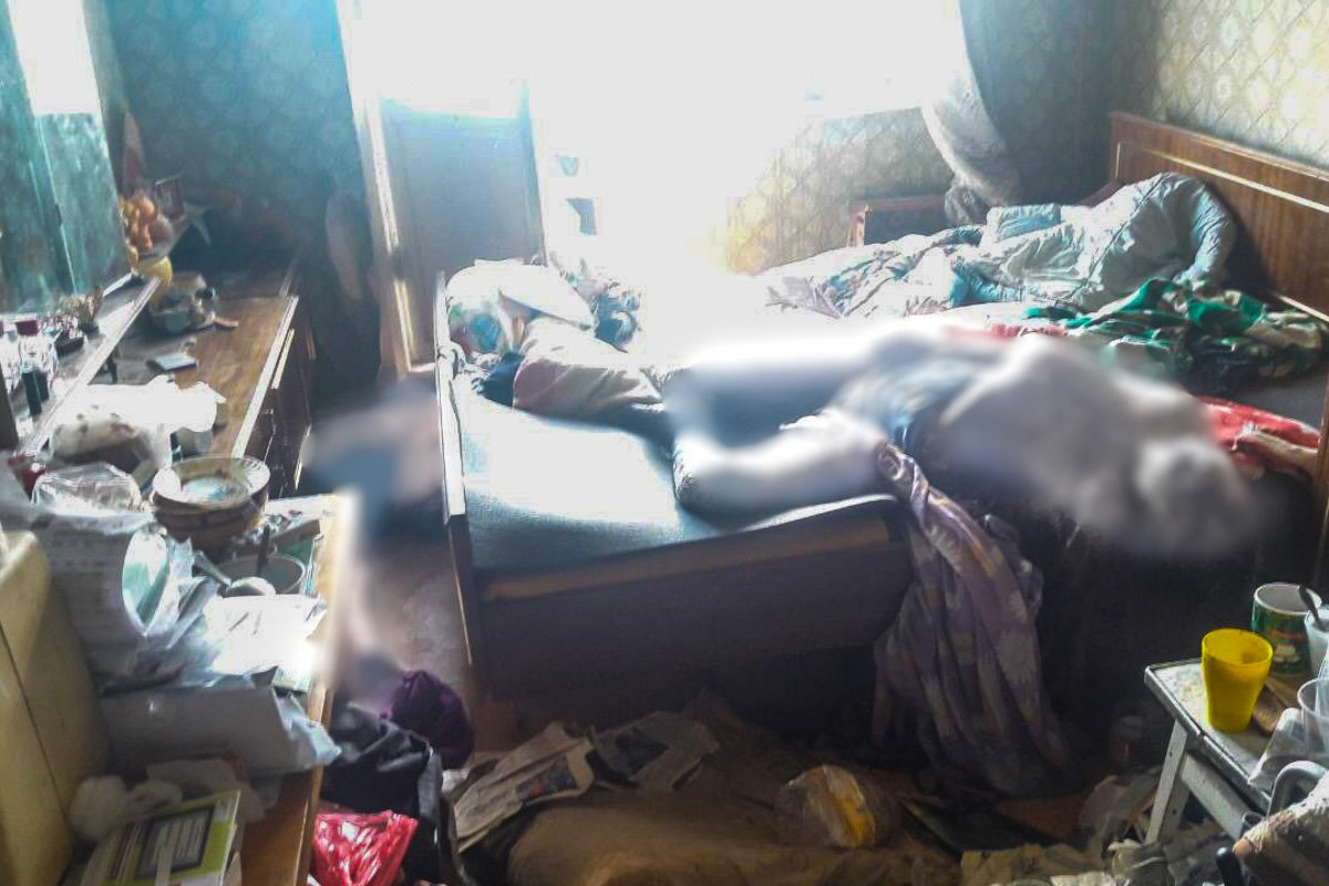 При осмотре помещений в комнате обнаружили разлагающиеся тела супружеской пары При осмотре помещений в комнате обнаружили разлагающиеся тела супружеской пары